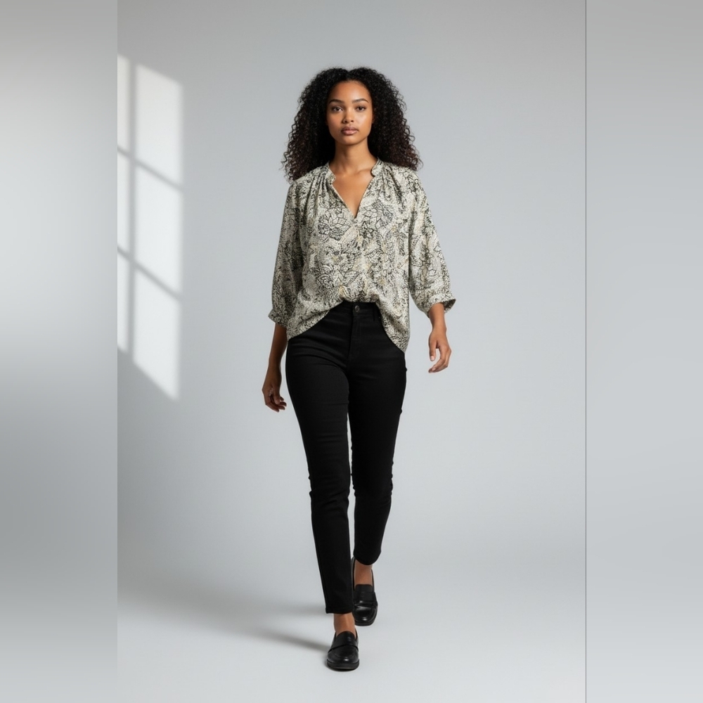 roan & ryan Raglan Sleeve Green & White Sleeve V - Neck Top Misses Size Med